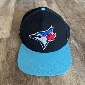 Like new! Toronto Blue Jays Flat Rimmed Baseball Hat - SnapBack